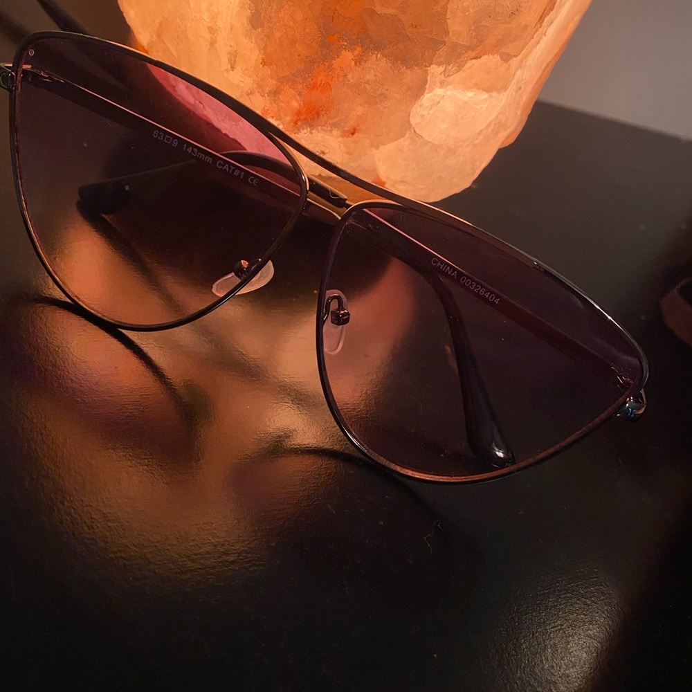 Black oversized sunglasses